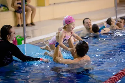 AKADEMIA PŁYWANIA DELFINEK